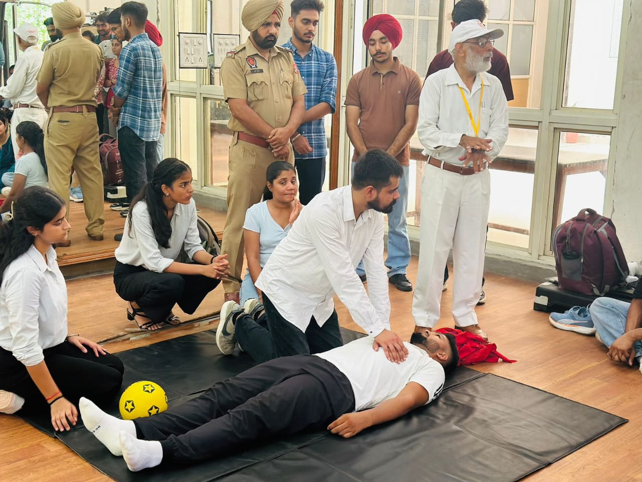 ਐਮਰਜੈਂਸੀ ਸਮੇਂ ਜਾਨਾਂ ਬਚਾਉਣ ਲਈ, ਫਸਟ ਏਡ ਸੀ ਪੀ ਆਰ ਟ੍ਰੇਨਿੰਗਾਂ ਅਭਿਆਸ ਹੀ ਮਦਦਗਾਰ ਹੋਣਗੇ - ਡਾਕਟਰ ਜਗਦੀਪ ਸਿੰਘ ਵੀ ਸੀ।    